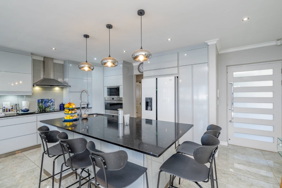 7 Bedroom Property for Sale in Plattekloof Western Cape